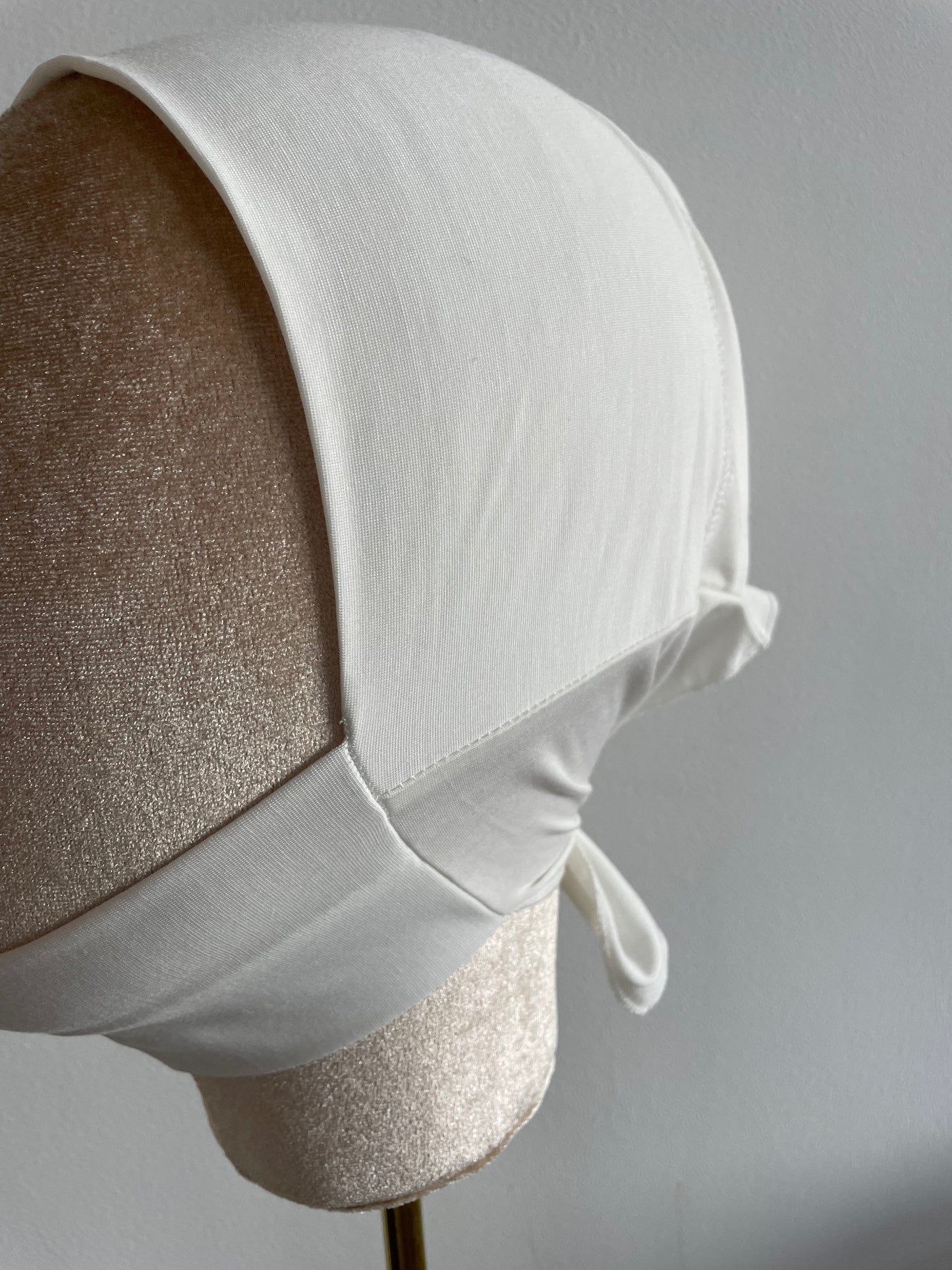 Bonnet cache dessous de menton.