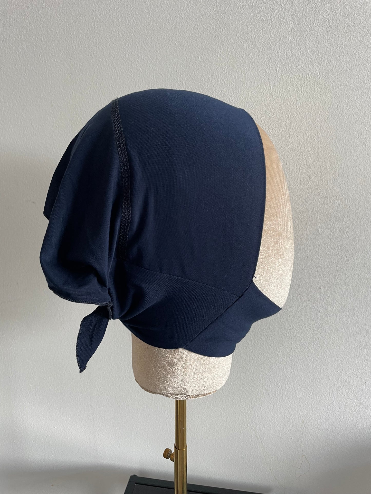 Bonnet cache dessous de menton.