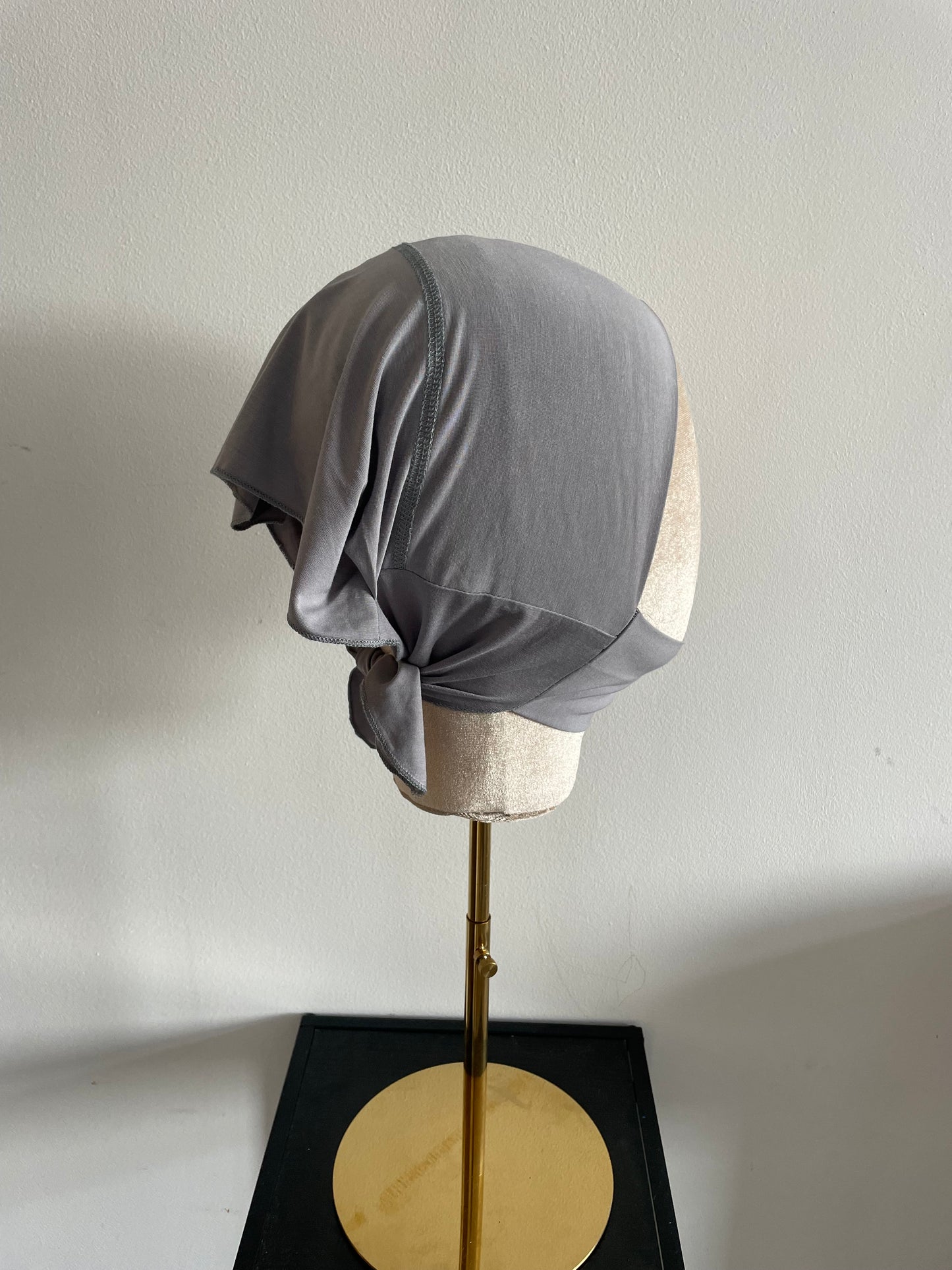 Bonnet cache dessous de menton.