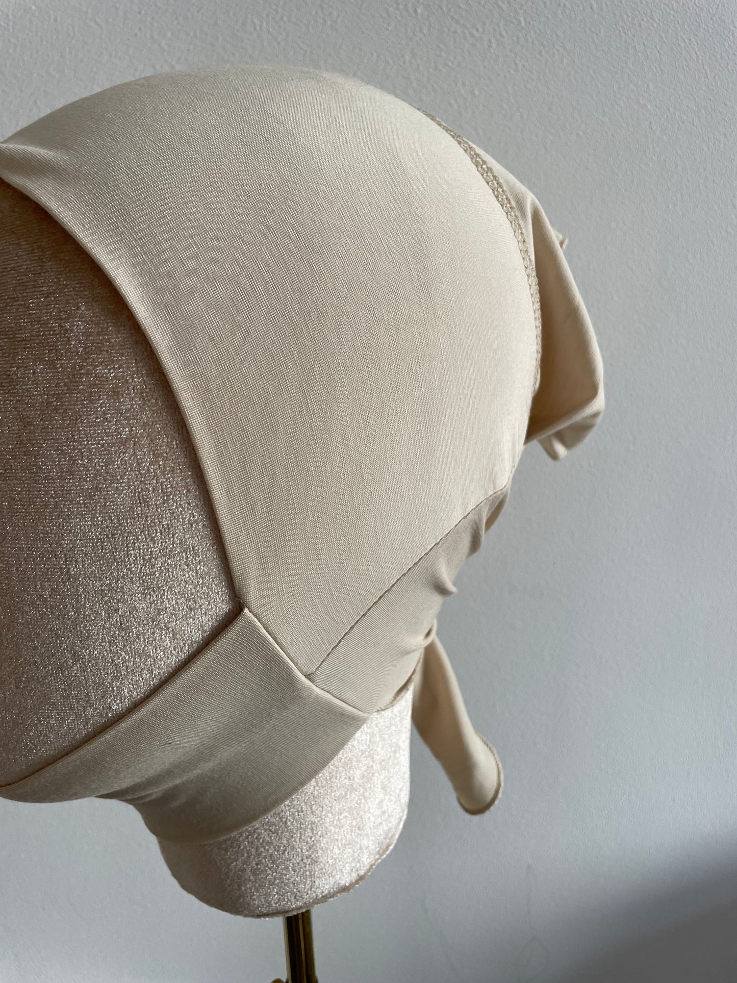 Bonnet cache dessous de menton.