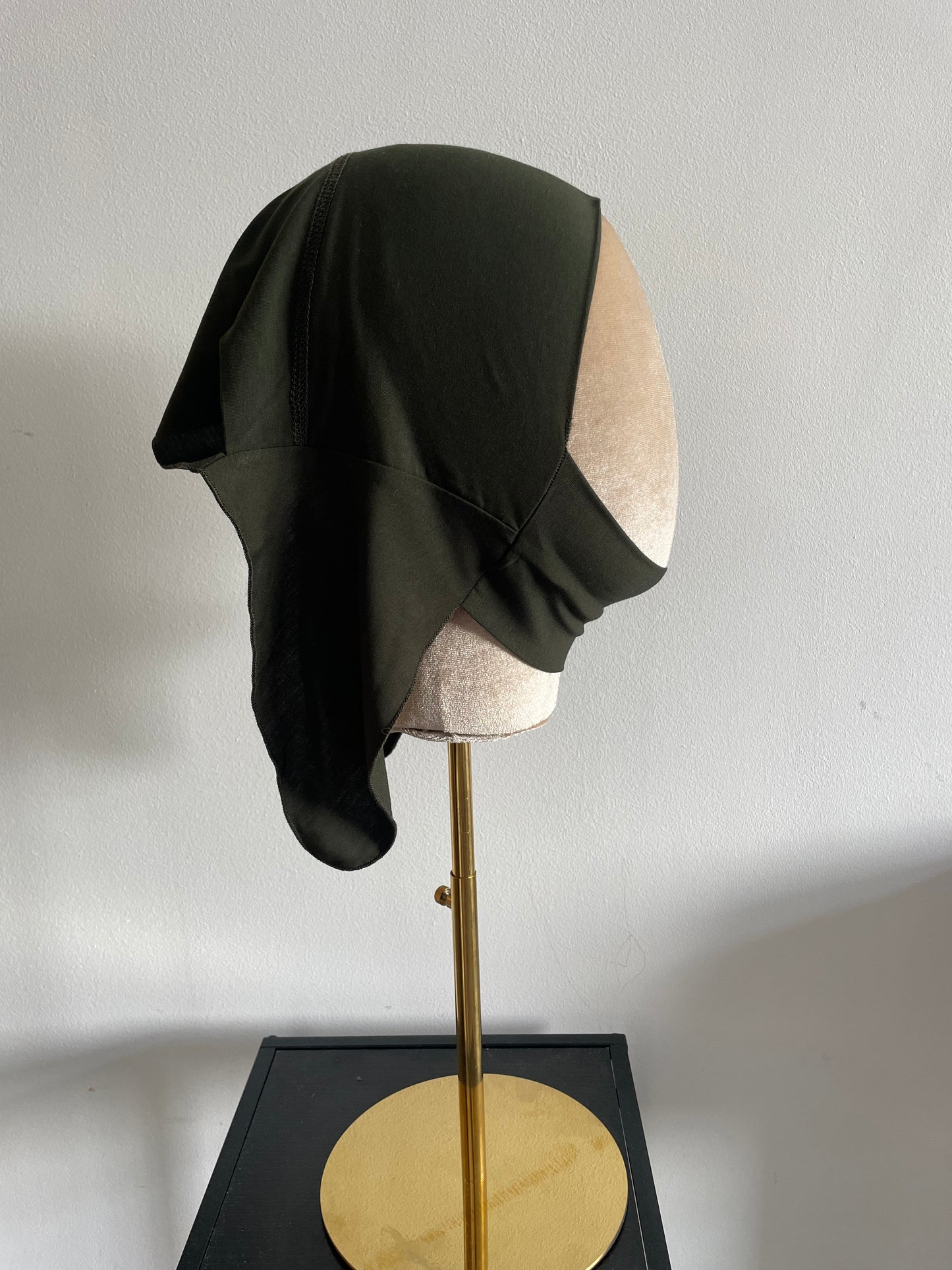 Bonnet cache dessous de menton.