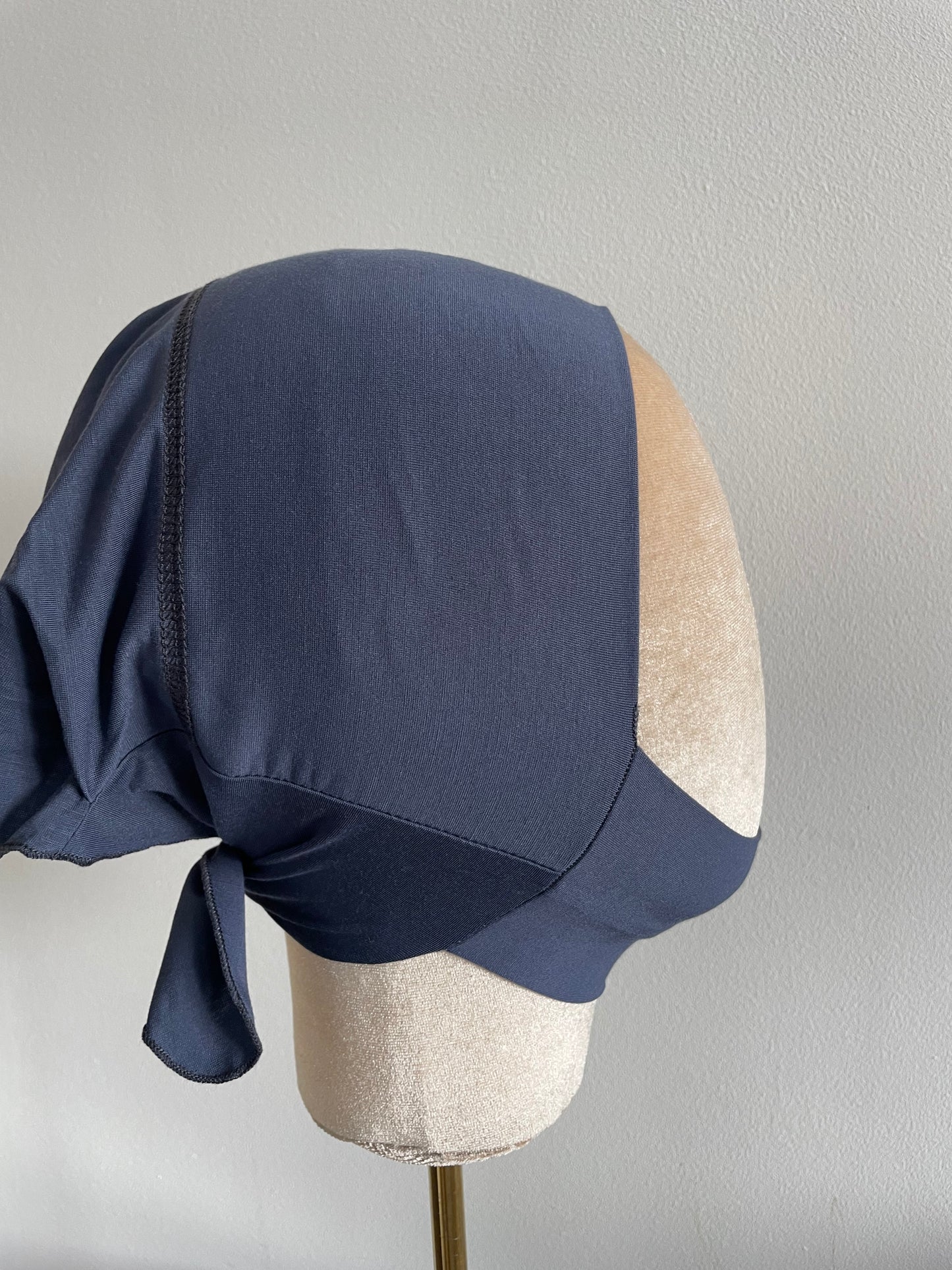 Bonnet cache dessous de menton.