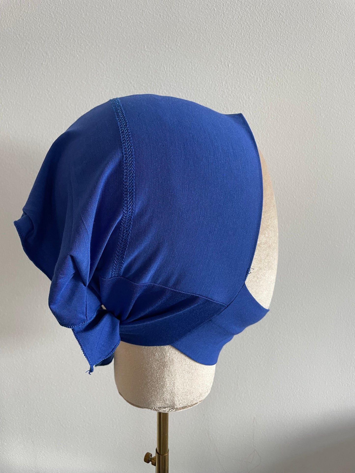 Bonnet cache dessous de menton.
