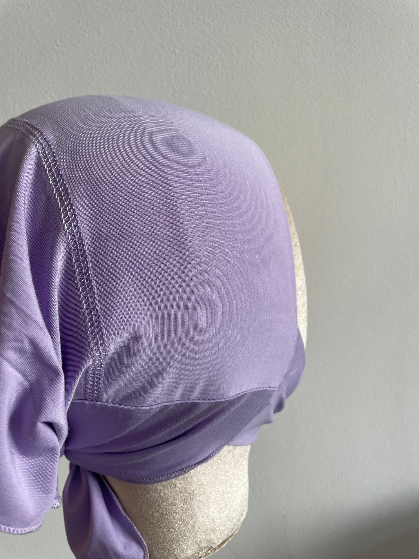 Bonnet cache dessous de menton.