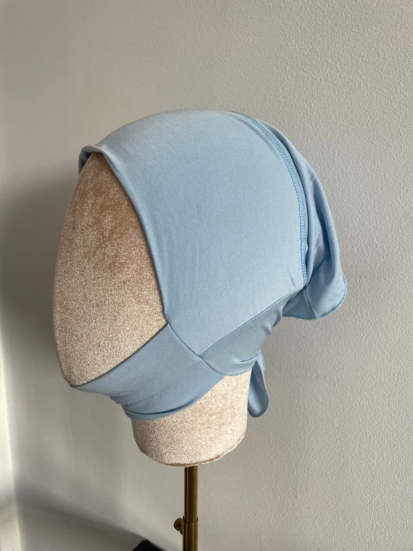 Bonnet cache dessous de menton.