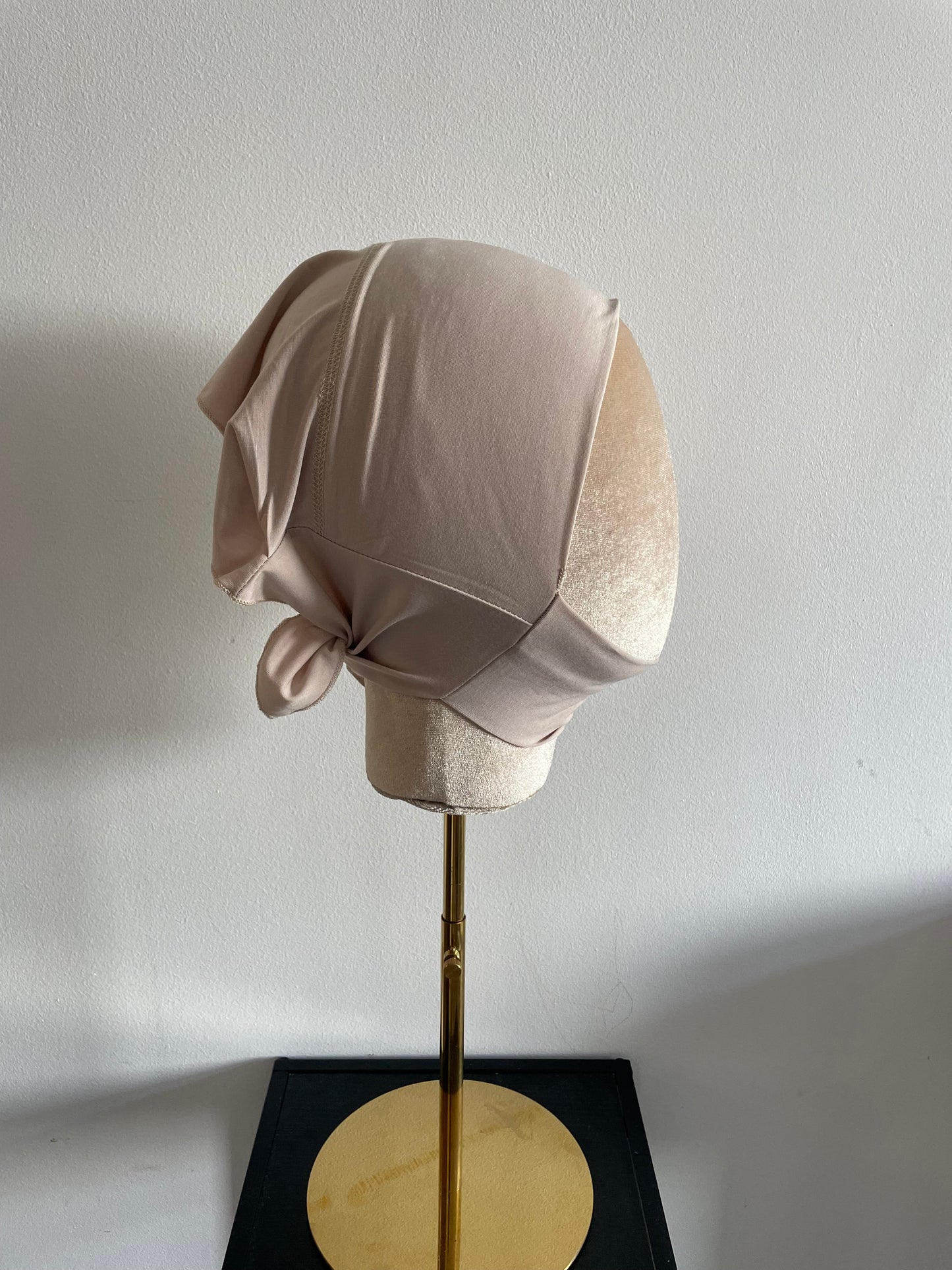 Bonnet cache dessous de menton.