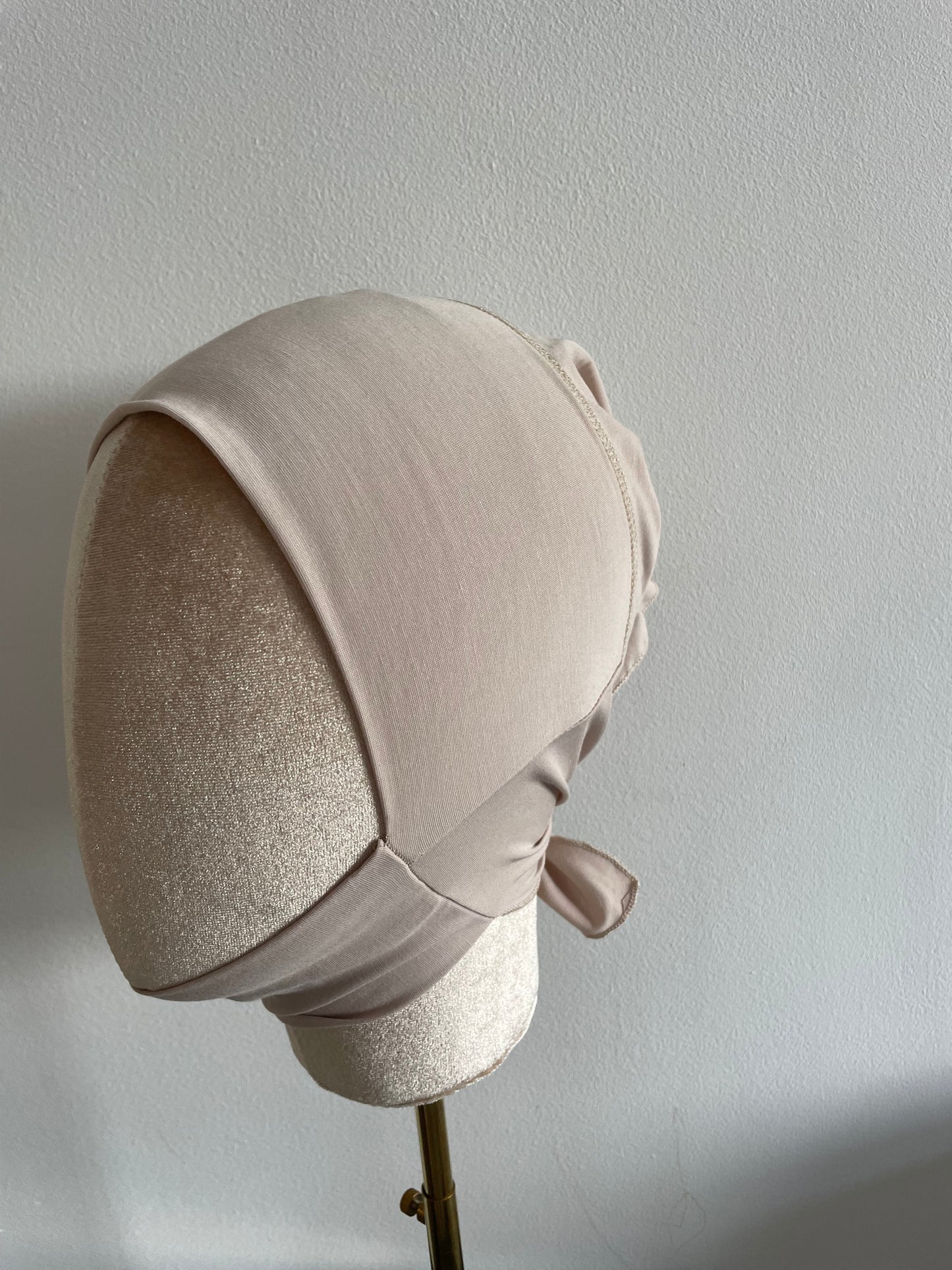 Bonnet cache dessous de menton.