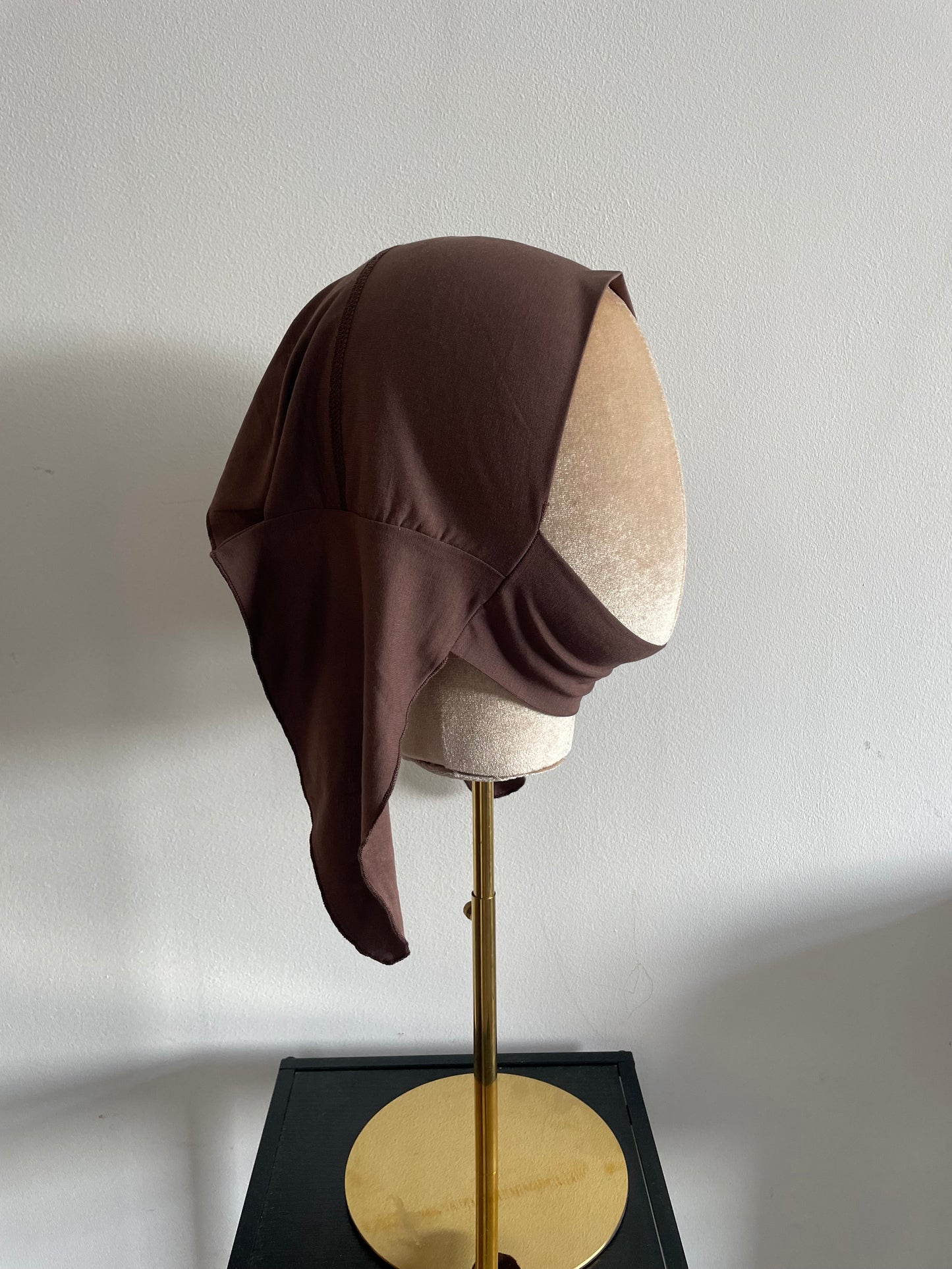 Bonnet cache dessous de menton.