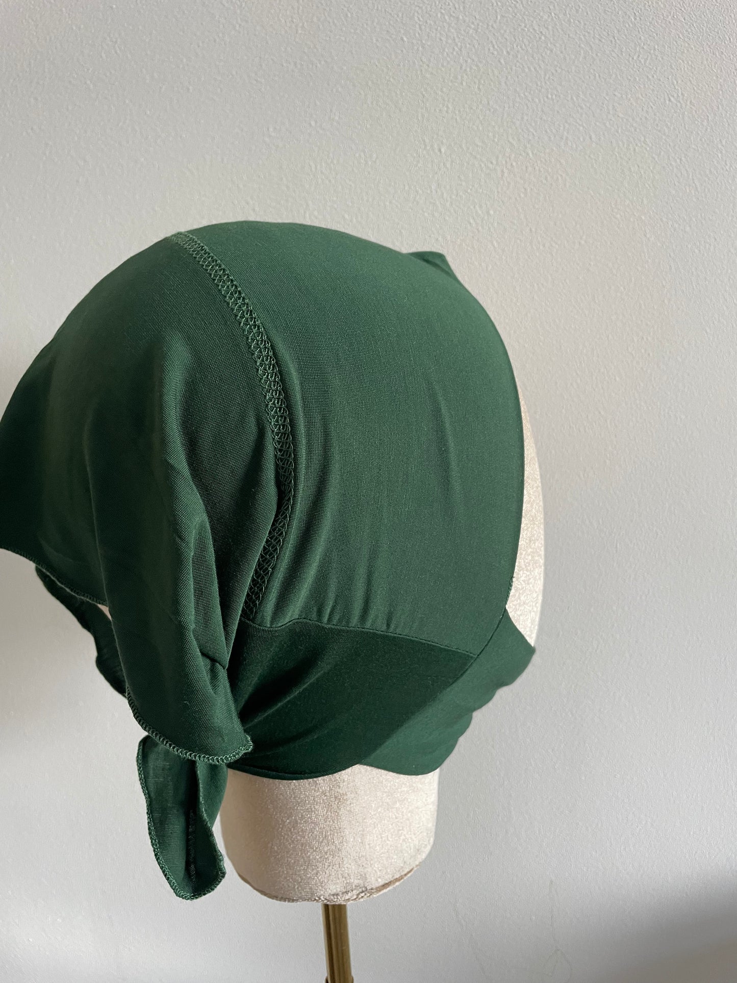 Bonnet cache dessous de menton.