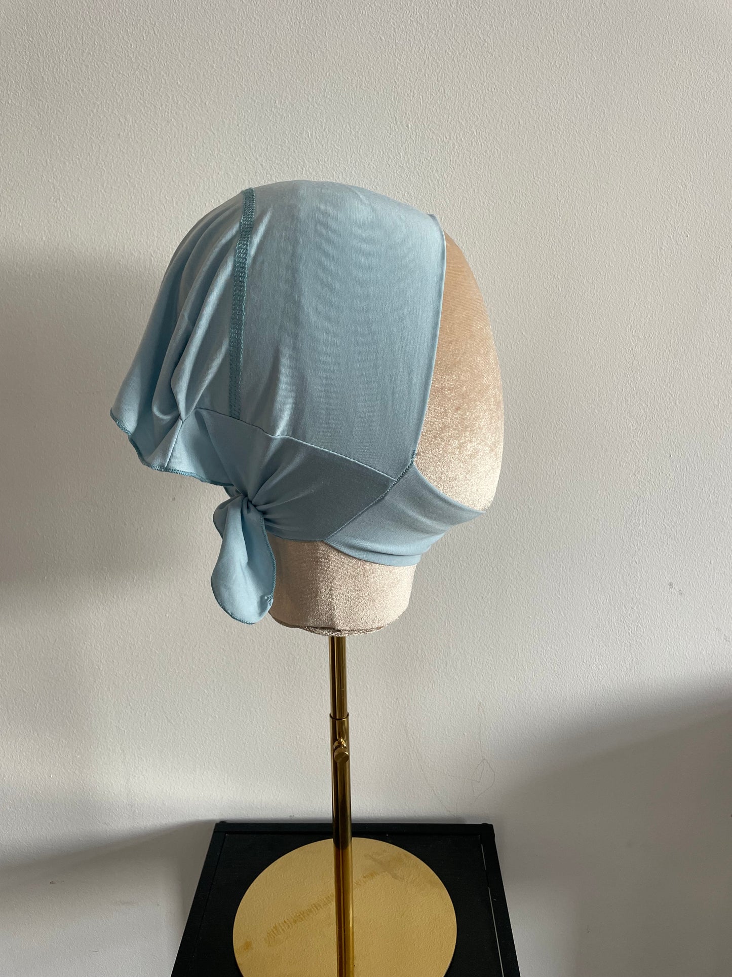Bonnet cache dessous de menton.