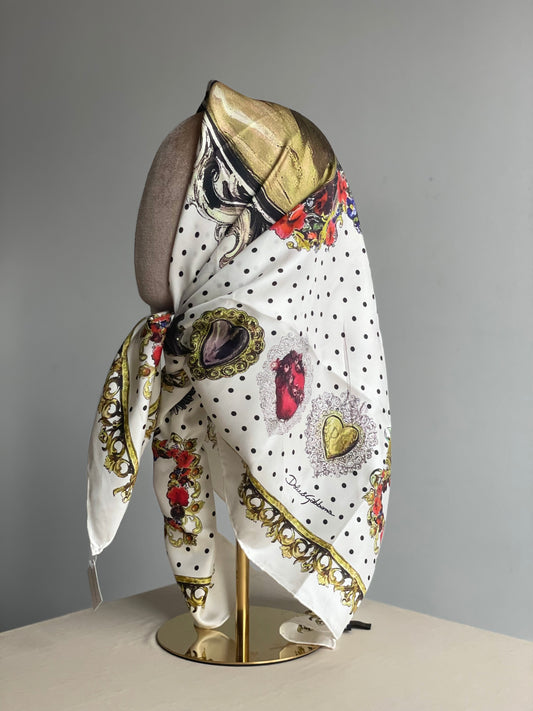 Carré de soie Coeur DG