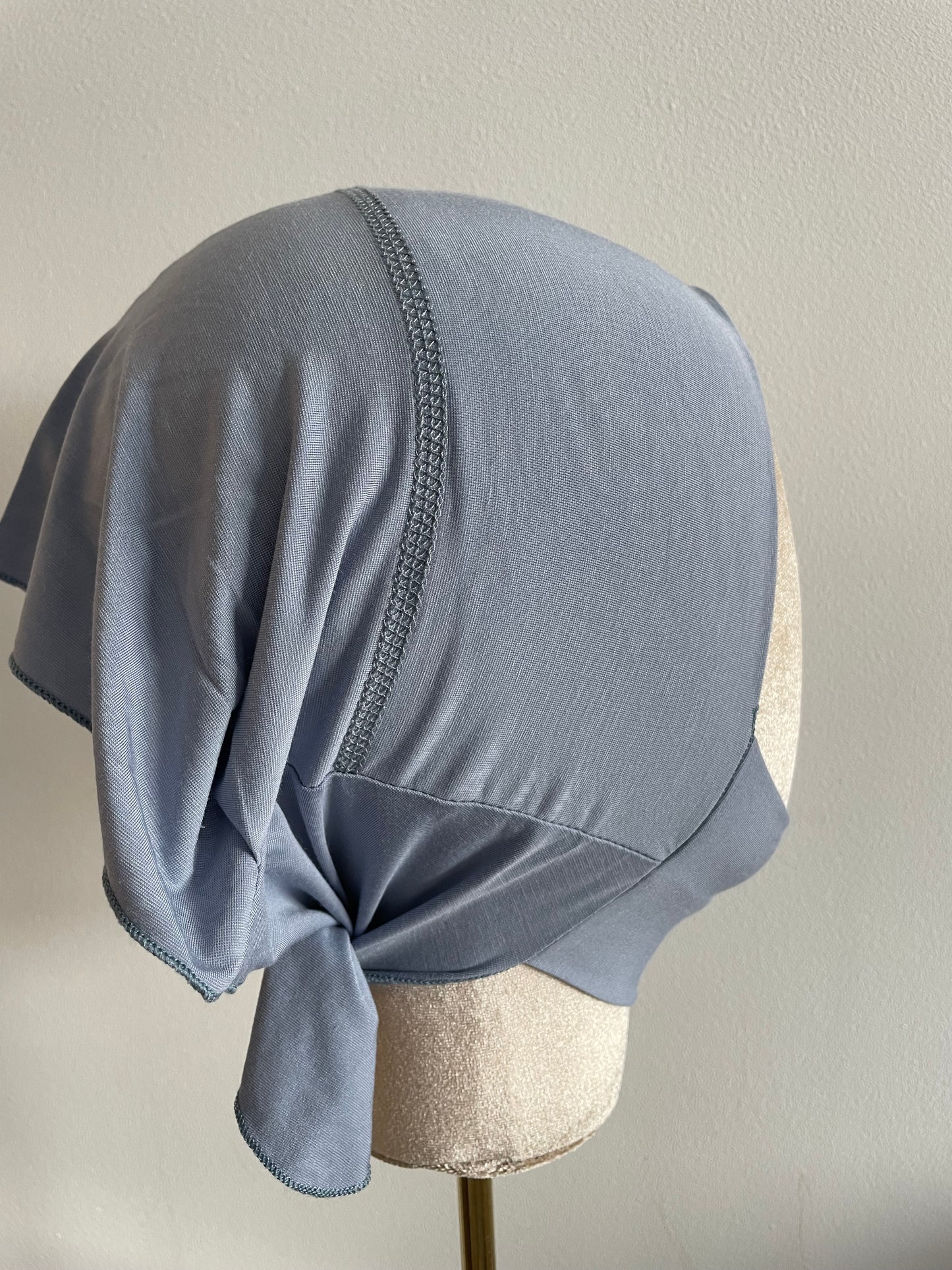 Bonnet cache dessous de menton.