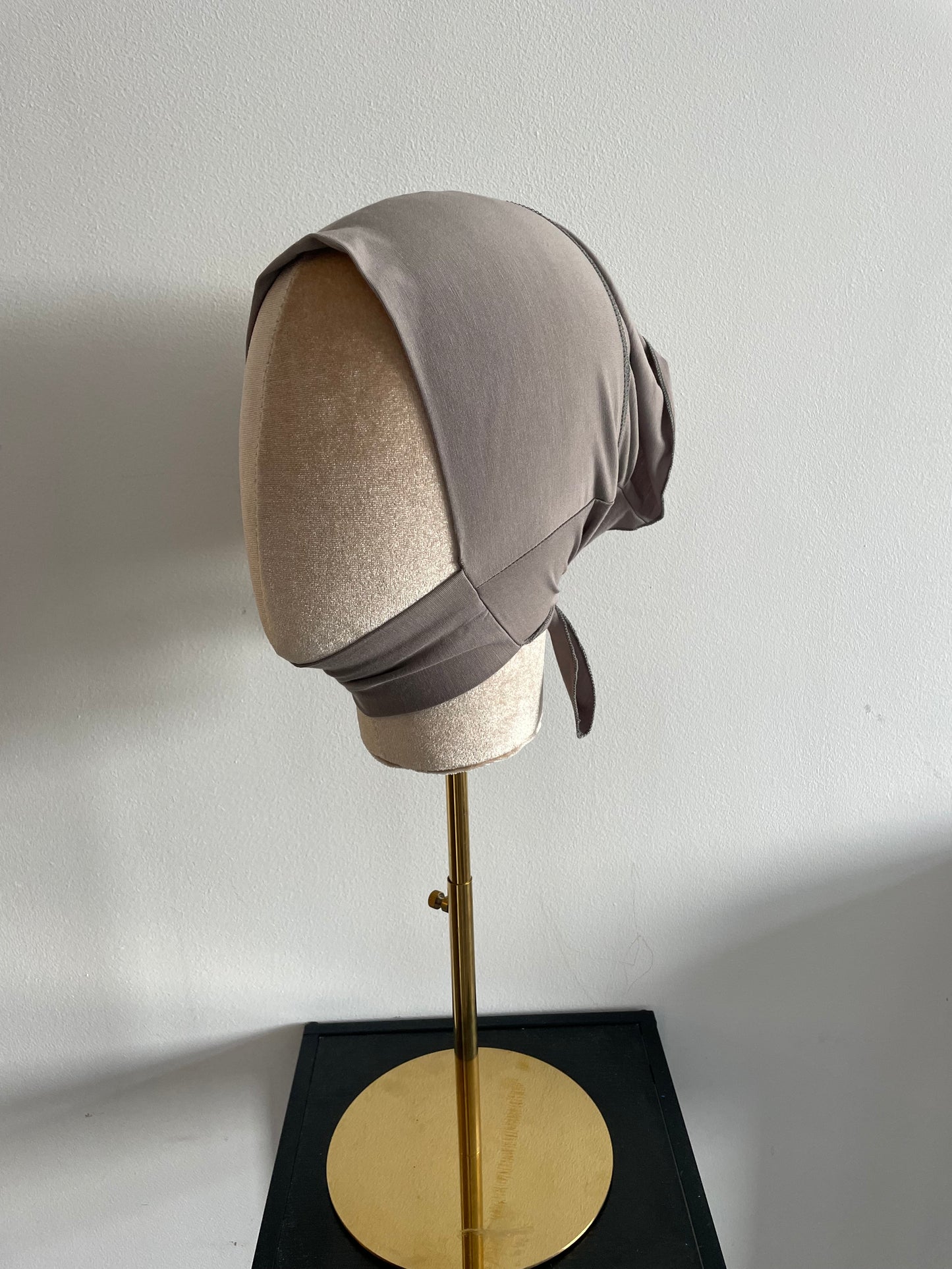 Bonnet cache dessous de menton.