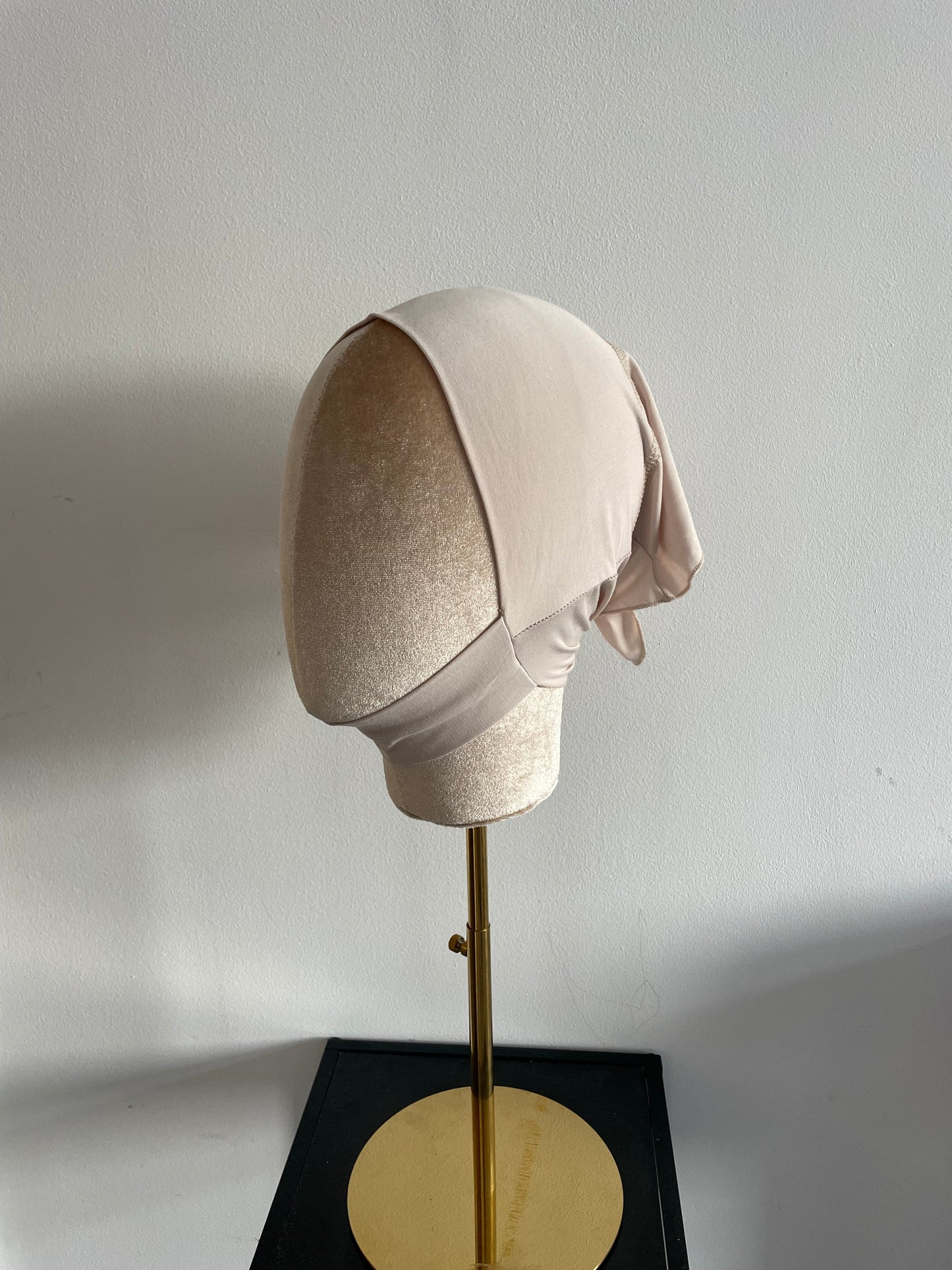 Bonnet cache dessous de menton.