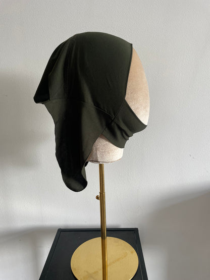 Bonnet cache dessous de menton.