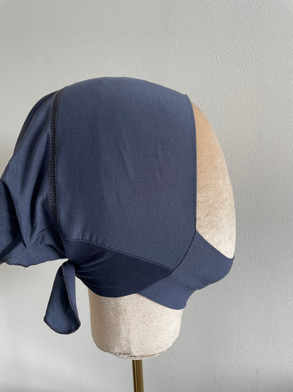 Bonnet cache dessous de menton.