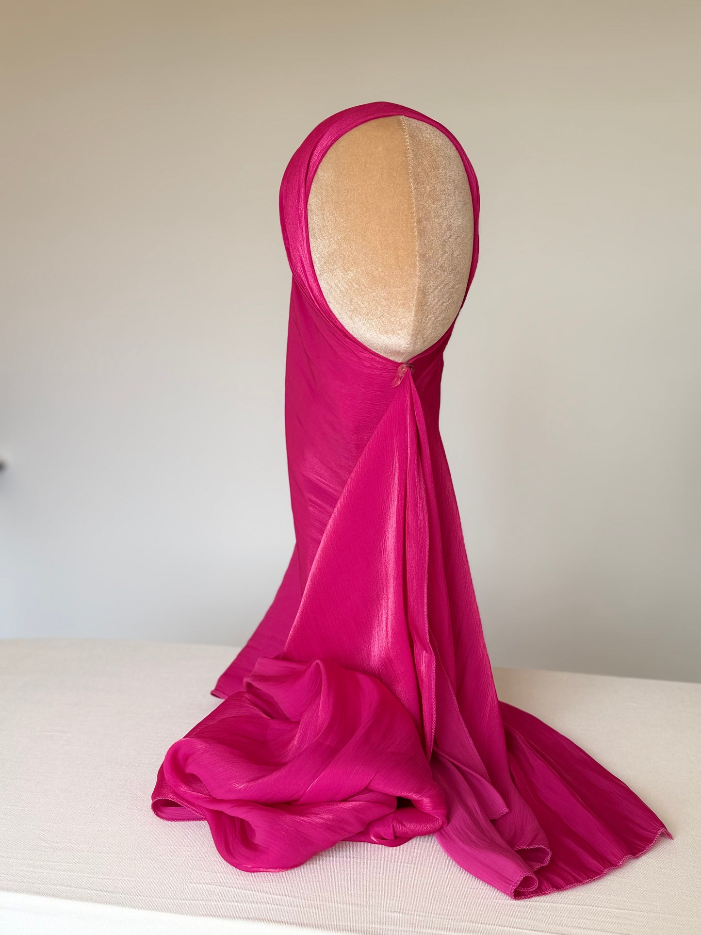 Organza de soie Fuschia avec Bonnet