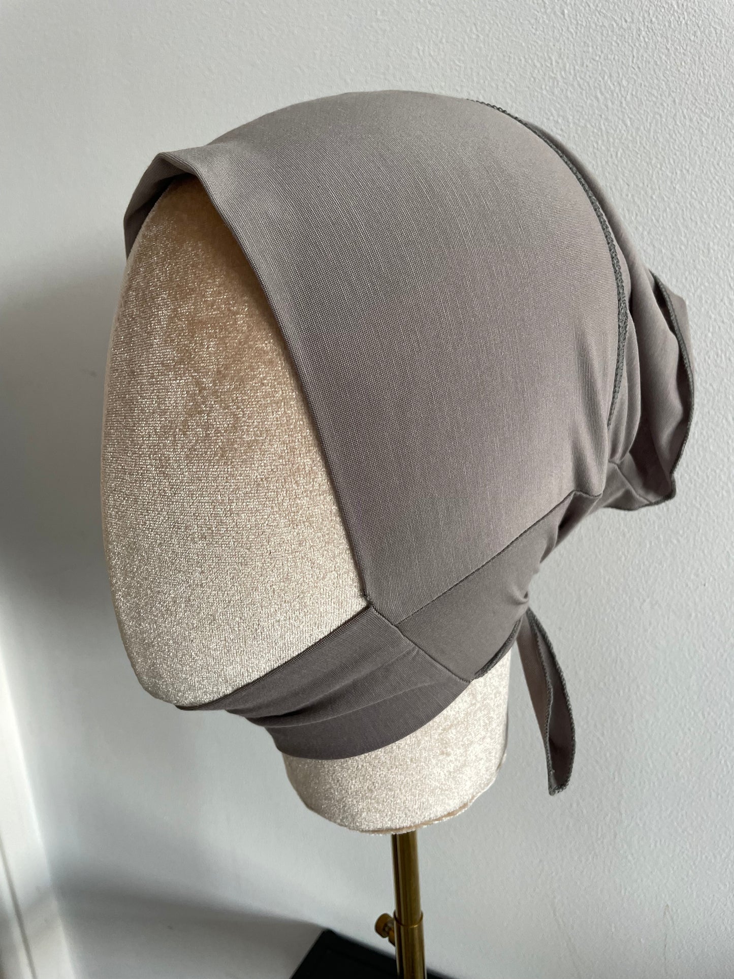 Bonnet cache dessous de menton.