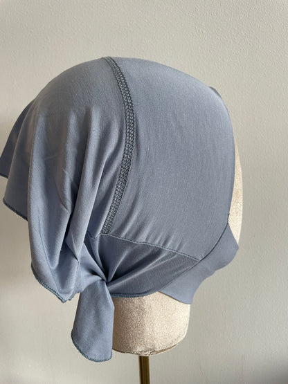 Bonnet cache dessous de menton.