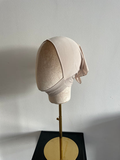 Bonnet cache dessous de menton.